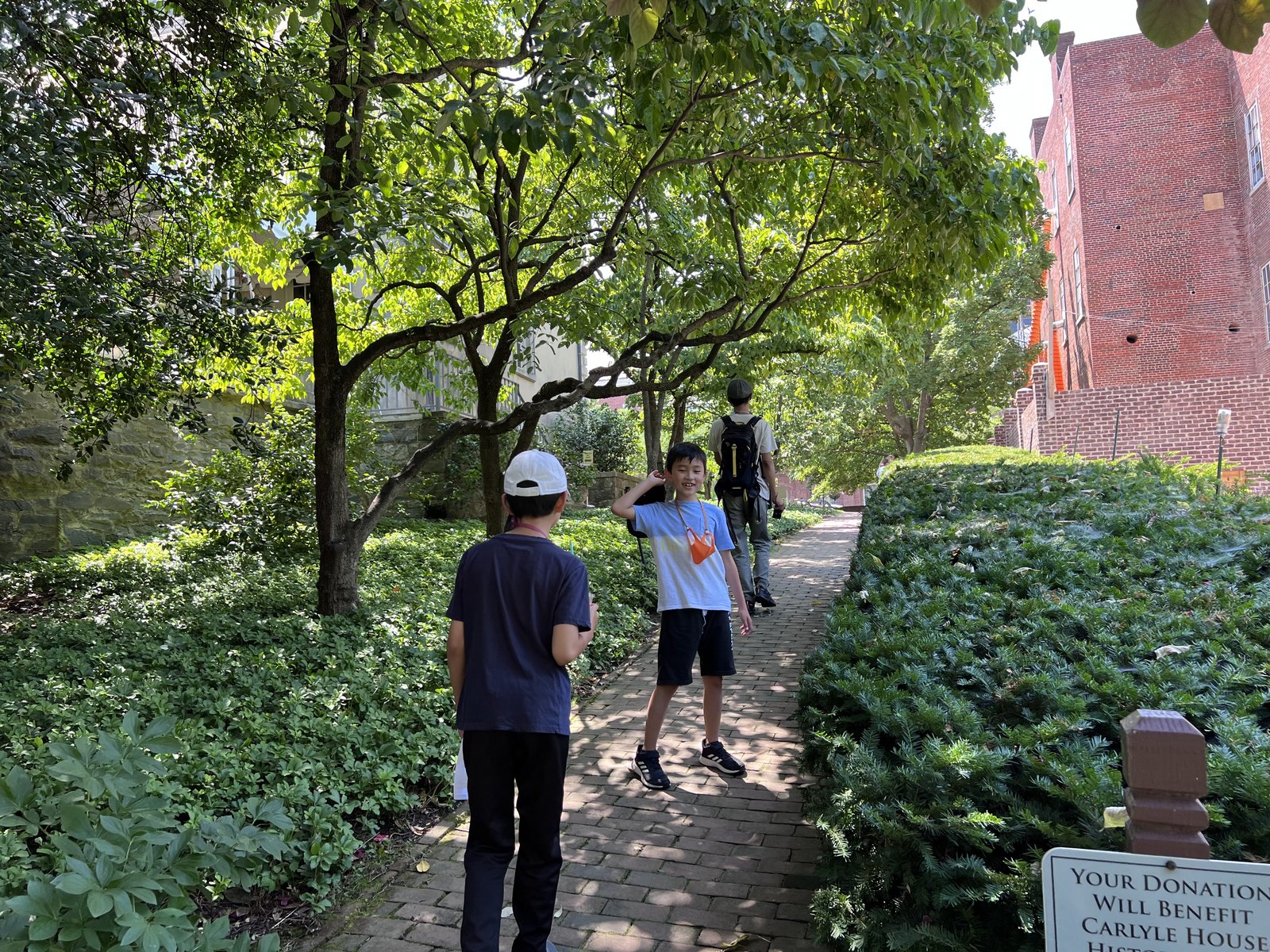 올드타운 알렉산드리아 칼라일 하우스(Carlyle House) 정원 벽돌길을 걷는 가족